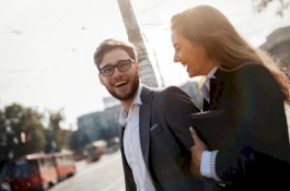 4 Zodiak Ini Mudah Jatuh Cinta dengan Sahabat Sendiri