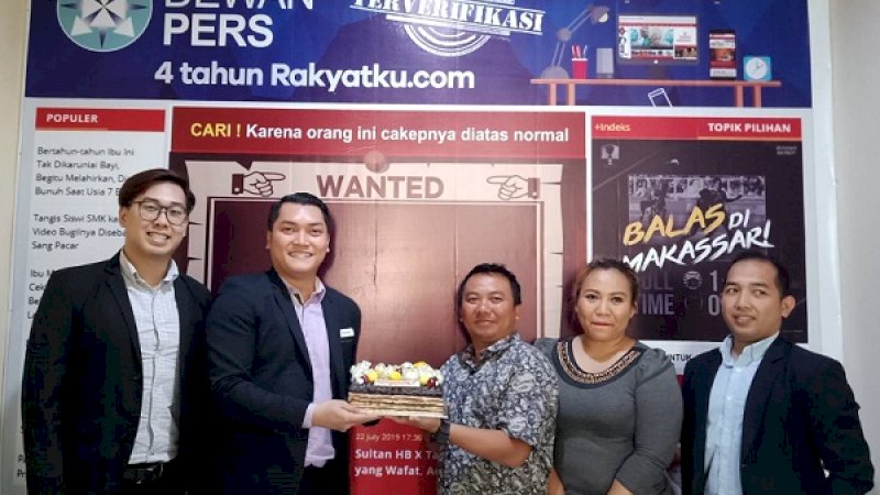 Wadir Bisnis Rakyatku.com, Aswin Amin (ketiga kanan), didampingi Marketing Rakyatku.com, Lisa (kedua kanan), menerima kue ucapan ultah yang ke-4 tahun dari Hotel Four Points by Sheraton, Senin, 29 Juli 2019.