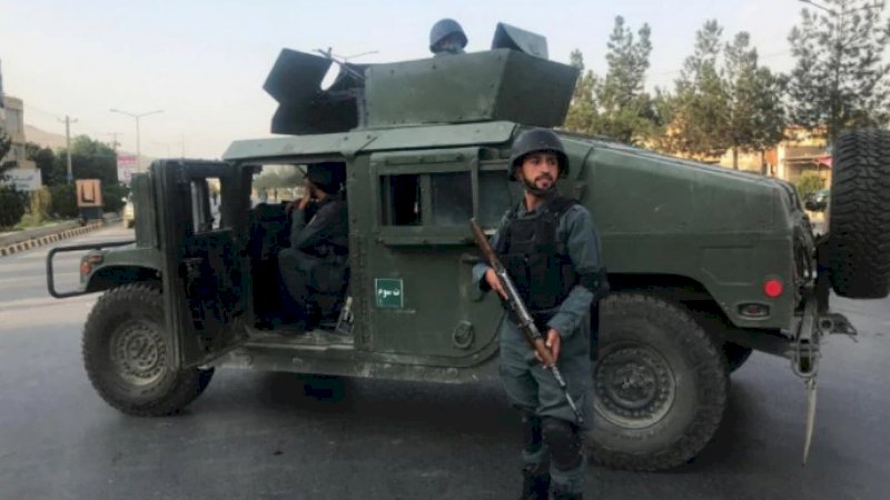 Seorang polisi Afghanistan berjaga-jaga di dekat lokasi ledakan di Kabul, Afghanistan. (Foto: Reuters)