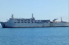 Kapal Perang yang Panjangnya Melebihi Lapangan Bola, Sandar di Makassar