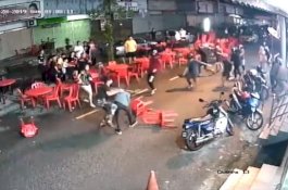 Rekaman CCTV Tawuran Preman di Tempat Makan, Meja Kursi Beterbangan