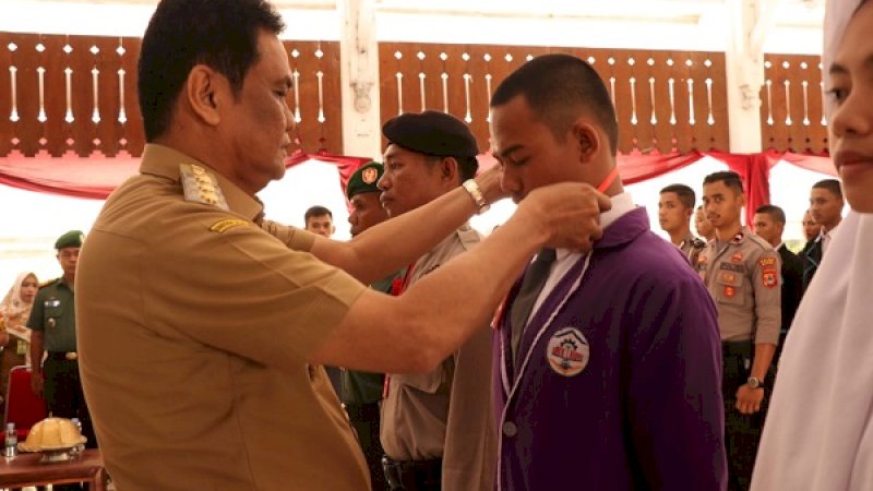 Bupati Barru, Suardi Saleh (kiri) di Baruga Singkerru Adae, Kecamatan Barru, Senin (29/7/2019). 