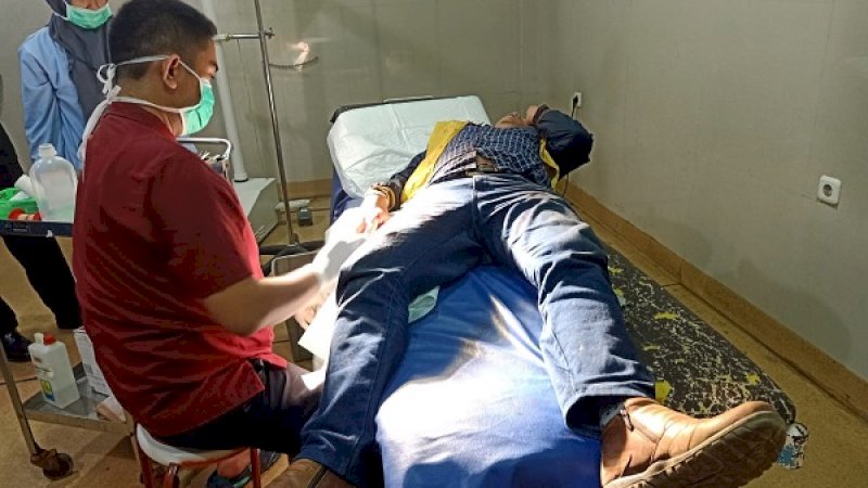 Samsul Alam Daeng Nompo (49) sedang mendapat perawatan medis di RSUD Syekh Yusuf.