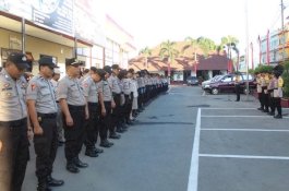 Personel Polres Gowa Tundukkan Kepala Doakan Mendiang IYL