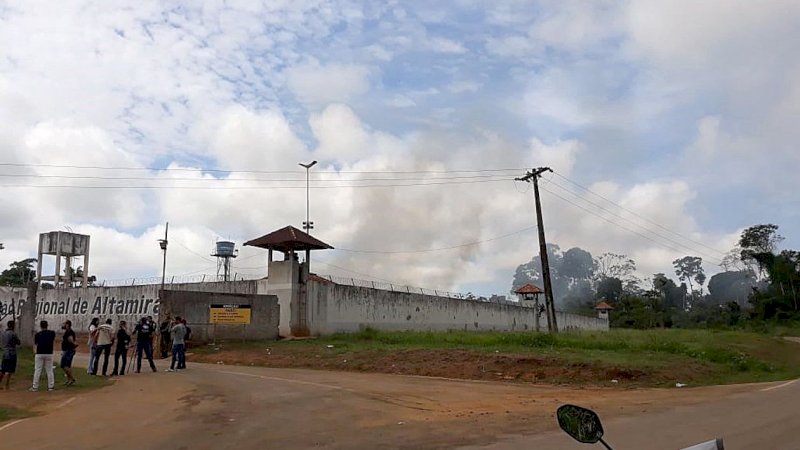 Para warga dan wartawan menyaksikan asap mengepul dari luar penjara Altamira tempat sedikitnya 57 tahanan tewas (SHUTTERSTOCK)