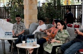 Foto Suasana di Kediaman Orang Tua IYL di Haji Bau, IAS Berbincang dengan SYL