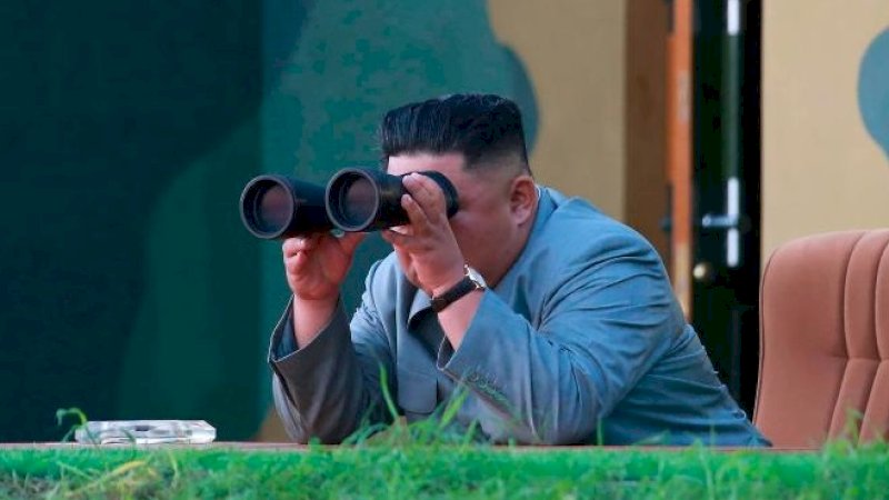 pemimpin Korea Utara Kim Jong Un menyaksikan uji coba rudal di Korea Utara pada 25 Juli (CNN)