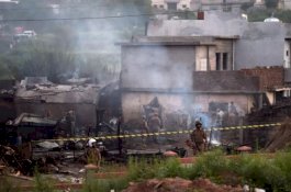 Terjatuh saat Latihan, Pesawat Militer Pakistan Hantam Pemukiman Hingga Hancur