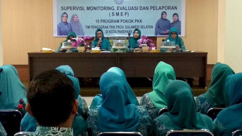 Wakil Ketua Tim Penggerak PKK Kota Parepare, Hj Erni Erawati menerima Tim Supervisi, Monitoring, Evaluasi dan Pelaporan (SMEP) Sulawesi Selatan.