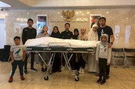 Lantunan Zikir dan Derai Air Mata Sambut Kedatangan Jenazah IYL di Jakarta