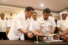 Iqbal Suhaeb Teken MoU dengan PMI Makassar