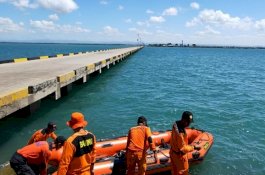Asyik Makan Mi Instan di Atas Perahu, Seorang Nelayan Terjatuh dan Tenggelam di Teluk Bone