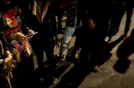 Ratusan Orang Padati Rumah Duka di Haji Bau Jelang Kedatangan Jenazah IYL