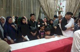 Foto Suasana Haru Saat Jenazah IYL Tiba di Haji Bau