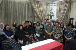 Deretan Tokoh yang Menjemput Jenazah IYL di Bandara dan Rumah Duka Semalam