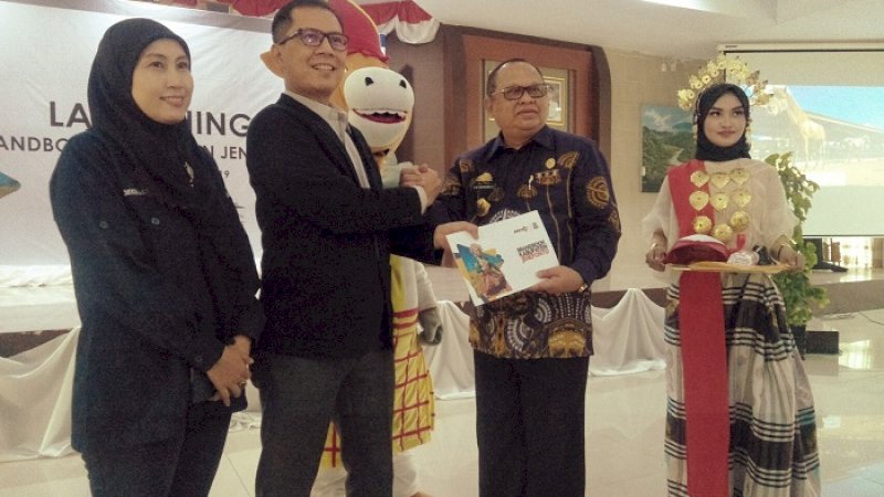 Sekda Jeneponto, Syafruddin Nurdin meluncurkan logo dan maskot branding daerah, Kamis (1/8/2019)