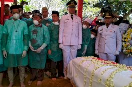 Ratusan Masyarakat Antar Jenazah IYL, Kalimat Tauhid Menggema saat Diangkat ke Liang Lahat