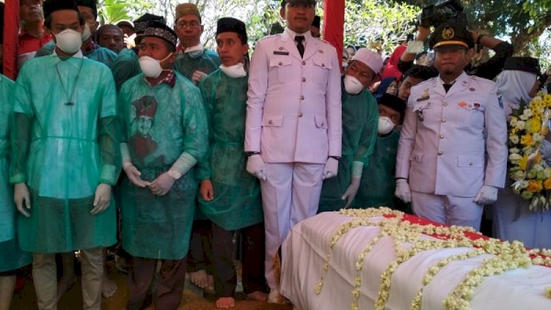 Pemakaman Ichsan Yasin Limpo (IYL) di Taman Makam Pahlawan (TMP) Panaikang, Jalan Urip Sumoharjo Makassar, Kamis (1/7/2019). 