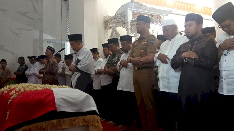 Sejumlah elite ikut menyalatkan jenazah mantan Bupati Gowa dua periode, Ichsan Yasin Limpo di Masjid Agung Syekh Yusuf, Sungguminasa, Gowa, Kamis (1/8/2019). 