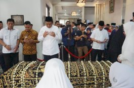 Didepan Jenazah IYL, Bupati Barru Kirimkan Alfatiha