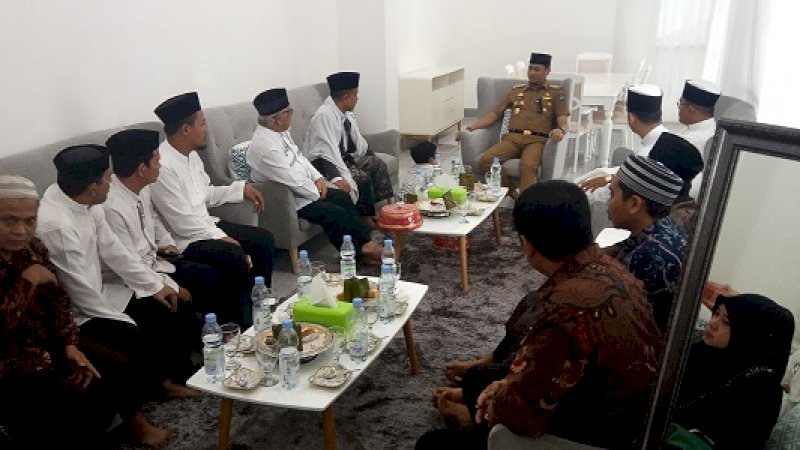 Bupati Gowa, Adnan Purichta Ichsan, menceritakan perjuangan saat merawat sang ayah Ichsan Yasin Limpo di hadapan beberapa pejabat, Kamis (1/8/2019).