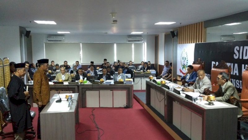 Gubernur Sulawesi Selatan, Nurdin Abdullah hadir sebagai terperiksa pada sidang Pansus Hak Angket DPRD Sulsel, di lantai 8 gedung DPRD Sulsel, Jalan Urip Sumoharjo, Kamis (1/8/2019).