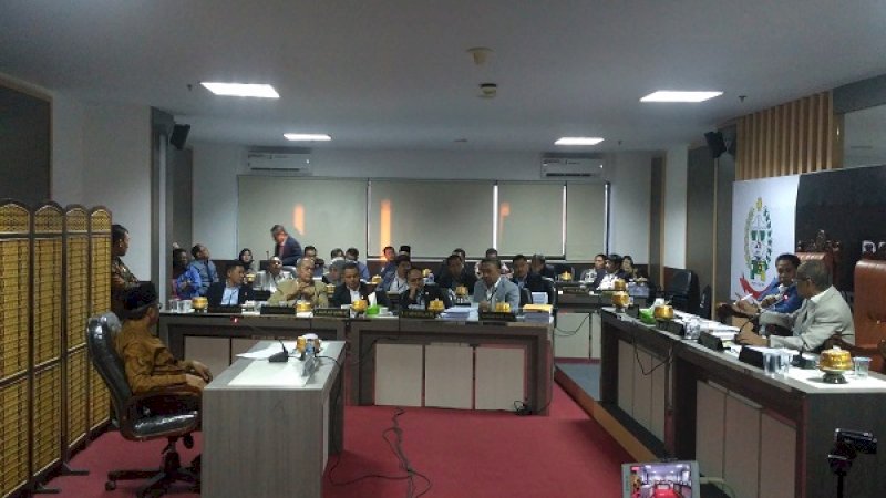 Gubernur Sulawesi Selatan, Nurdin Abdullah pada sidang Pansus Hak Angket di lantai 8 gedung DPRD Sulsel, Jalan Urip Sumoharjo, Kamis (1/8/2019).