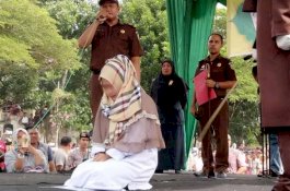 Berbuat Mesum, 6 Pria dan 5 Wanita Dicambuk