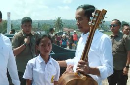 Terobos Paspampres, Siswi SMP Menangis Saat Berikan Gitar ke Jokowi