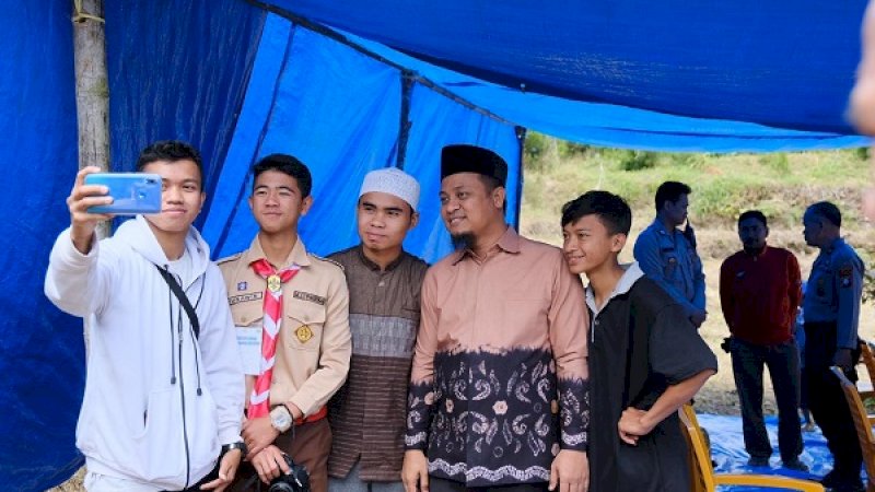 Wakil Gubernur Sulawesi Selatan, Andi Sudirman Sulaiman, berswafoto dengan masyarakat Desa Cikoro, Kecamatan Malakaji, Kabupaten Gowa, Jumat (2/8/2019).