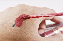 Fakta Menakutkan di Balik Lipstik Tester dan Cara Tepat Menggunakannya