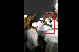 Bukan KH Maimoen Zubair, Ternyata Ini Sosok yang Dikawal Khusus Cium Hajar Aswad