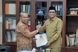 KPU Barru Serahkan Daftar Legislator Terpilih kepada Bupati