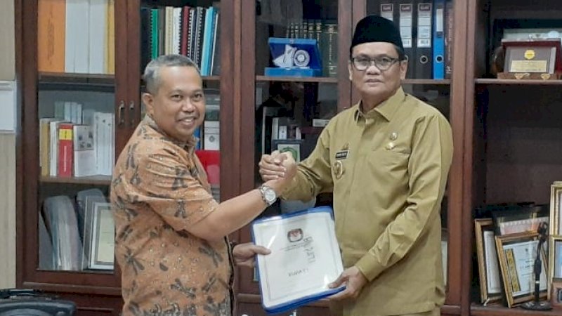 Ketua KPU, Syarifuddin H Ukkas menyerahkan daftar legislator terpilih kepada Bupati Barru, H Suardi Saleh di ruang kerja bupati, Jumat (2/8/2019).