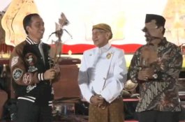 Gempa Tak Timbulkan Tsunami, Jokowi Main Wayang Bareng Ki Manteb di Istana