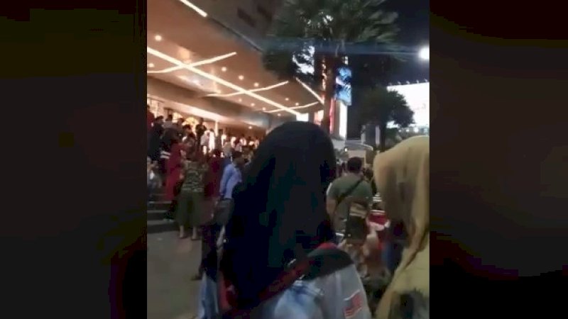 Suasana di halaman TangCity Mall, Tangerang, pasca gempa, Jumat malam (2/8/2019).