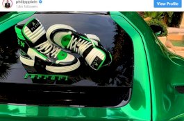 Ferrari Tidak Senang Dengan Foto Sepatu di Atas Mobil Ferrari ini