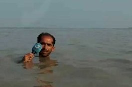 Viral: Reporter Pakistan Melaporkan Berita di Tengah Banjir Setinggi Leher