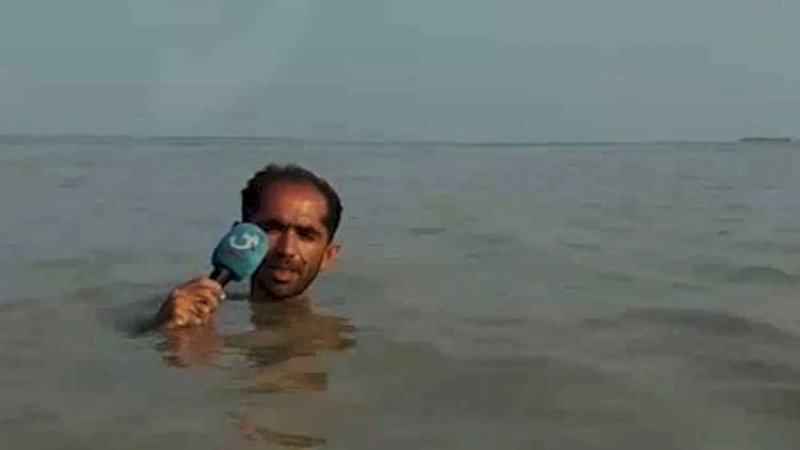 Azadar Hussain melaporkan berita di tengah banjir