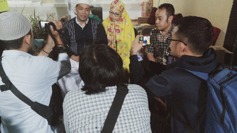 Komisioner KPAI, Jasra Putra bersama orang tua korban.