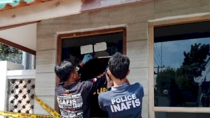 Tim Inafis Polres Ciamis saat melakukan olah TKP di rumah Menteri Susi. (Foto/Detikcom)
