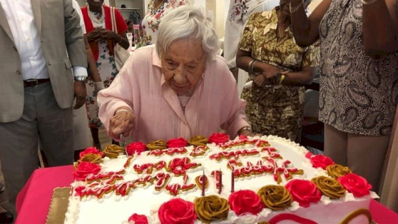 Louise Signore merayakan ulang tahun ke 107