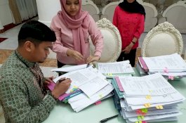 Setelah 15 Hari Izin Dampingi Ayahnya, Ini Foto Adnan Selesaikan Bertumpuk-tumpuk Berkas