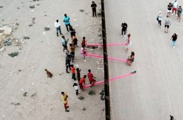 Jungkat-jungkit di Dinding Perbatasan Menyatukan Anak-anak AS-Meksiko