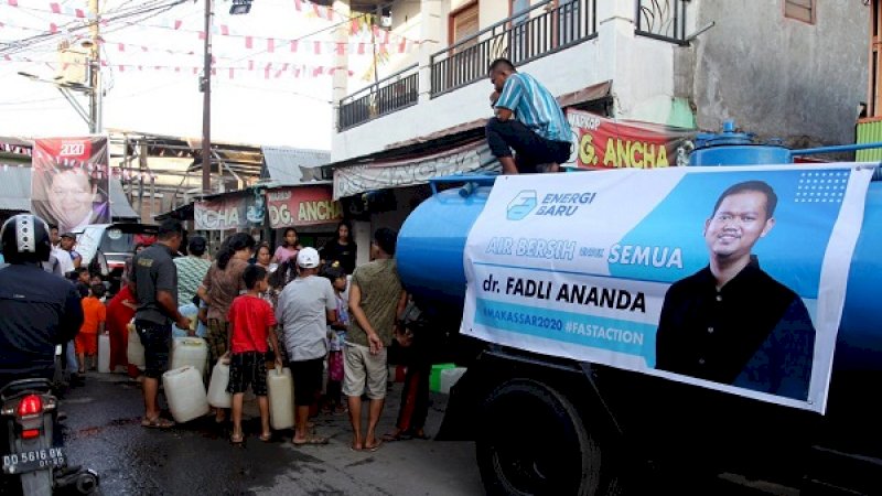 dr Fadli Ananda melalui tim Energi Baru menyalurkan air bersih di Kecamatan Ujung Tanah, Kota Makassar.
