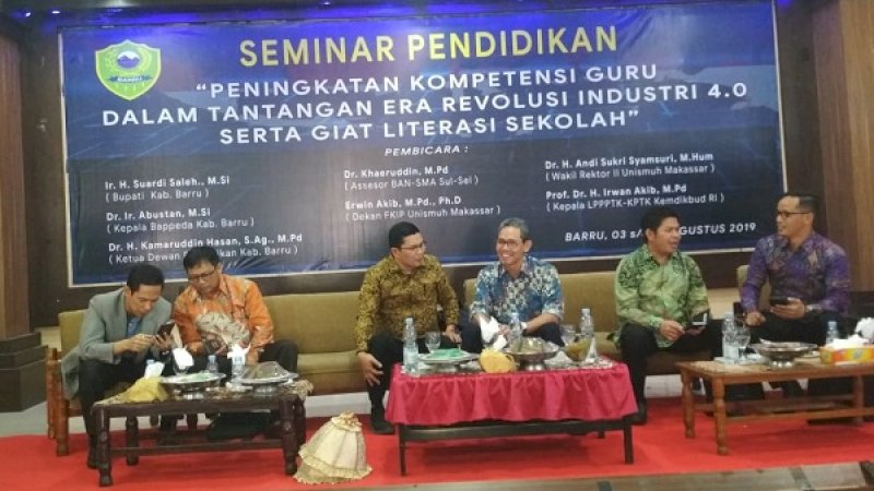 Dinas Pendidikan Barru menggelar seminar nasional dengan tema "Peningkatan Kompetensi Guru dalam Tantangan Era Revolusi Industri 4.0 serta Giat Literasi Sekolah", Sabtu (3/8/2019).