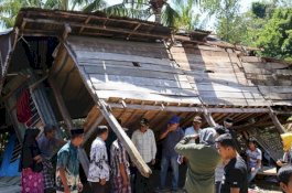 20 Rumah Rusak Terdampak Angin Kencang di Barru, Bupati Salurkan Bantuan