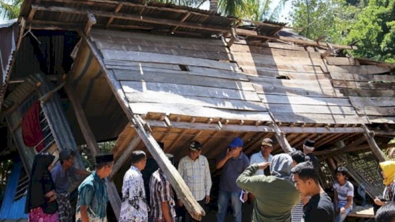 Rumah yang terdampak angin kencang di Kabupaten Barru.