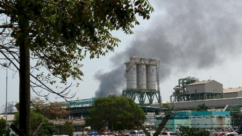 Asap mengepul di pabrik kimia di Cilegon, Banten, Minggu siang (4/8//2019).