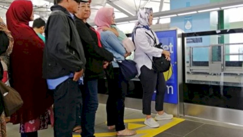 Penumpang MRT telantar akibat listrik padam, Minggu (4/8/2019).